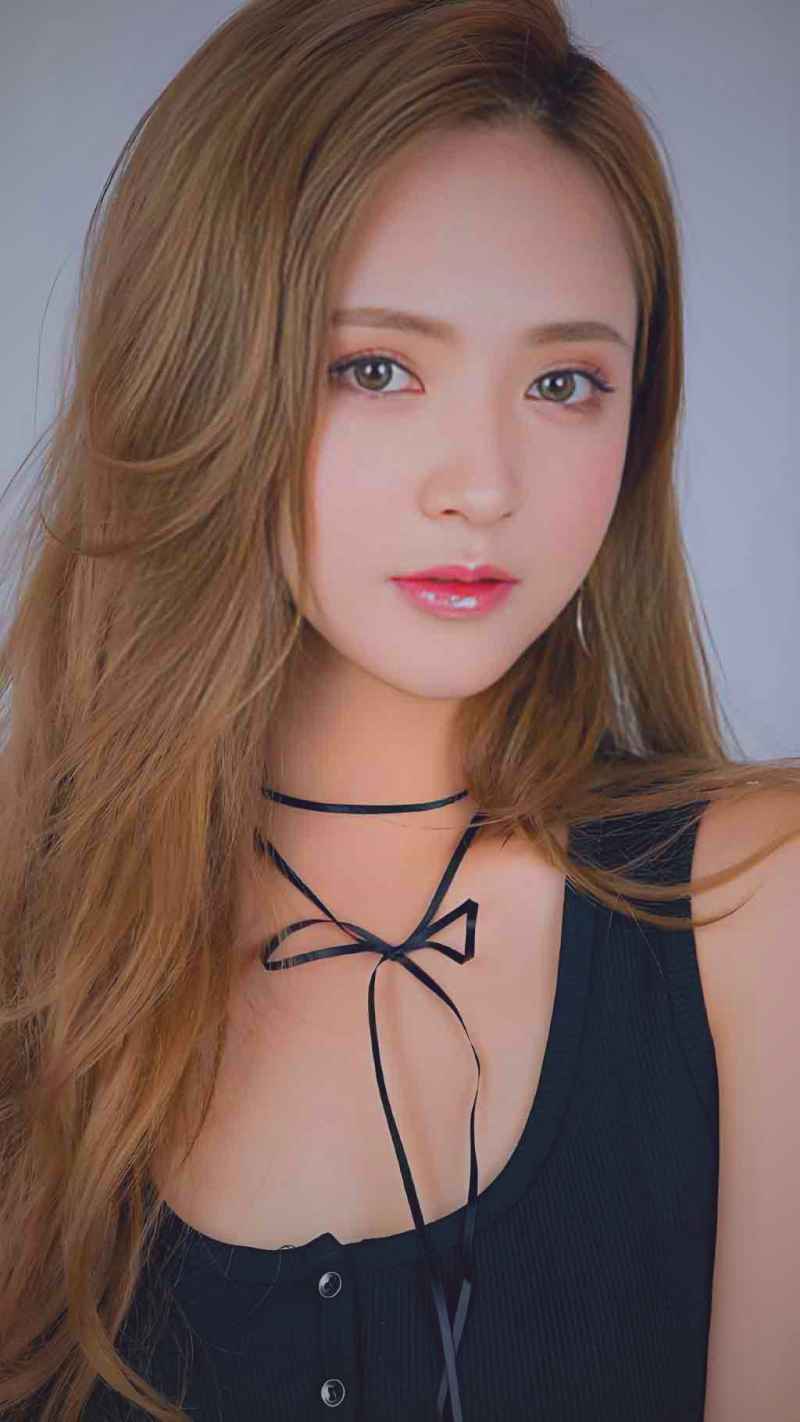 一个由老旧玩偶、破碎镜面和扭曲文字构成的复杂隐喻性画面