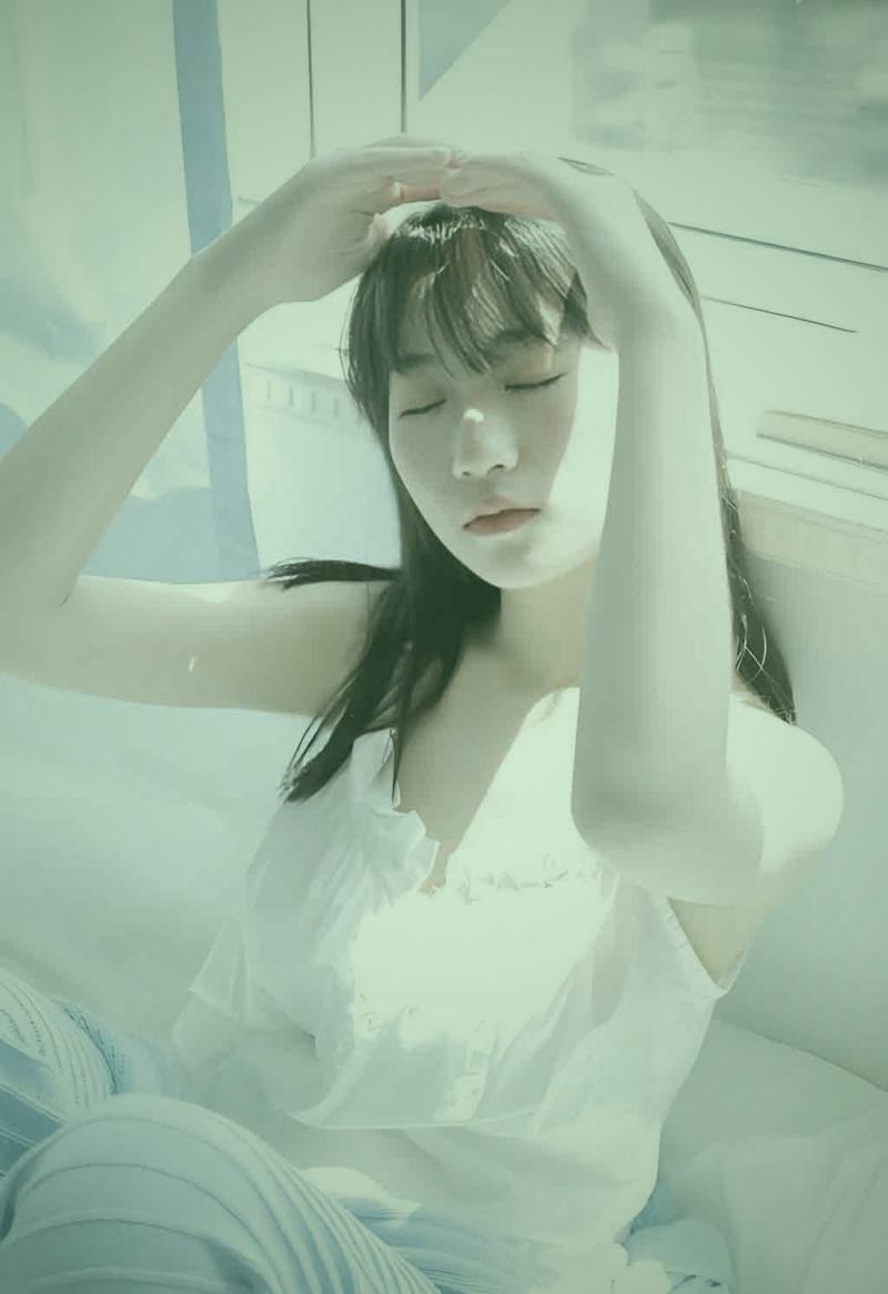 古风漫画场景图：身着华服的女子立于宫廷廊下，远处是朦胧的山水