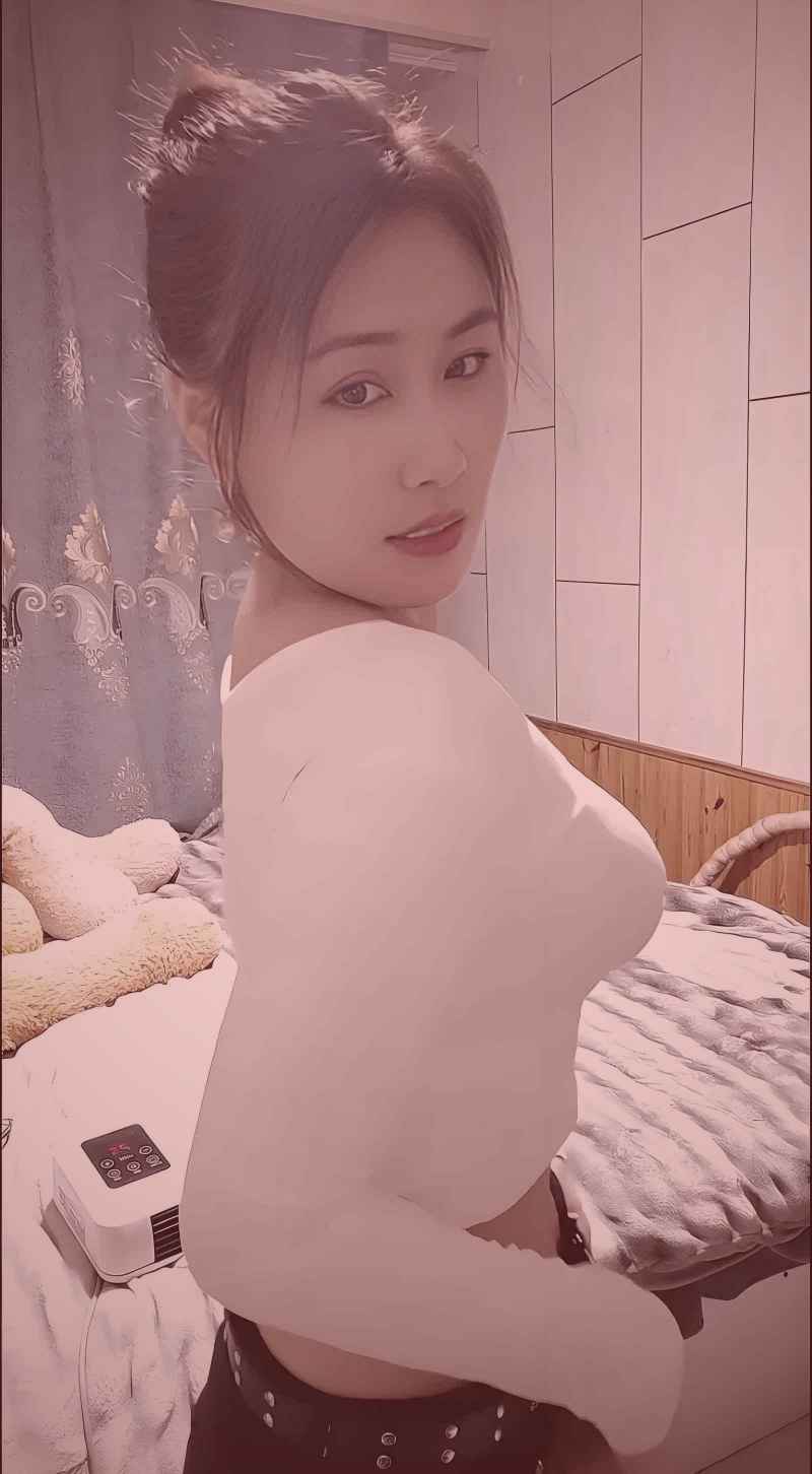 一幅水墨风格漫画特写：两只手即将触碰却又悬停隔开，背景是晕染开的墨迹，如同化不开的愁绪