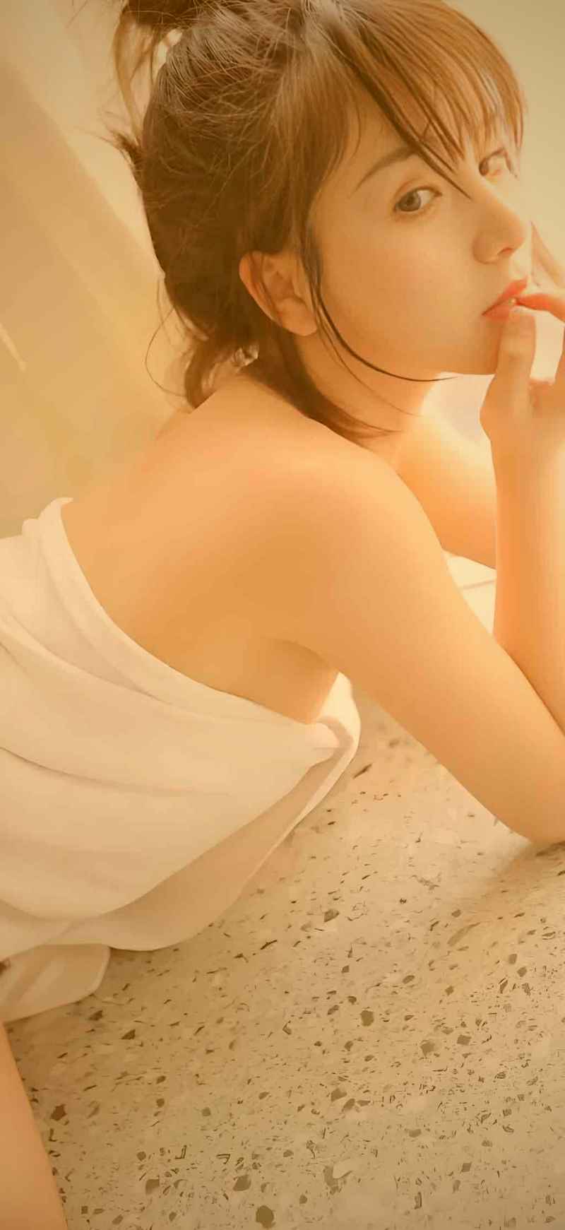 巨大的垂直洞穴剖面图, 各层呈现出截然不同的奇异生态景观, 深处幽光闪烁