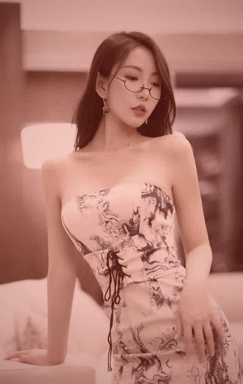 古风仙侠漫画中男女主角在竹林中对视的场景，背景是水墨风格的远山和云雾