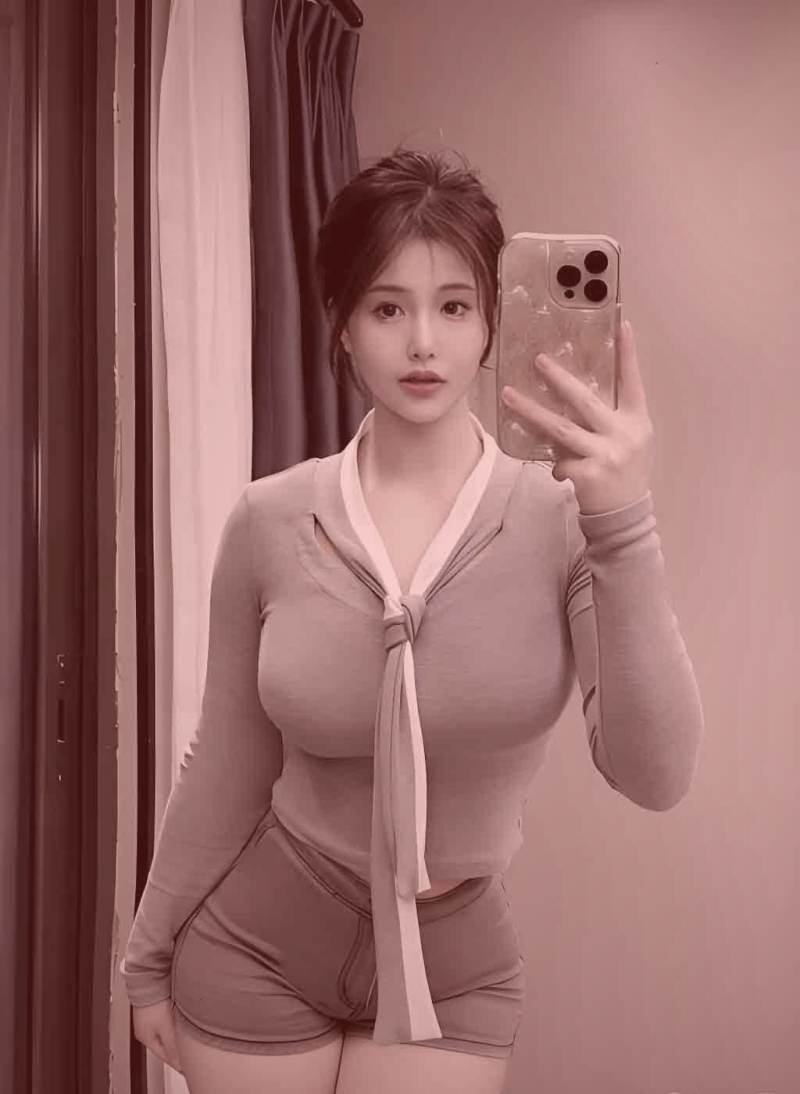 暗黑赛博朋克漫画中数据流与机械改造人的战斗场景