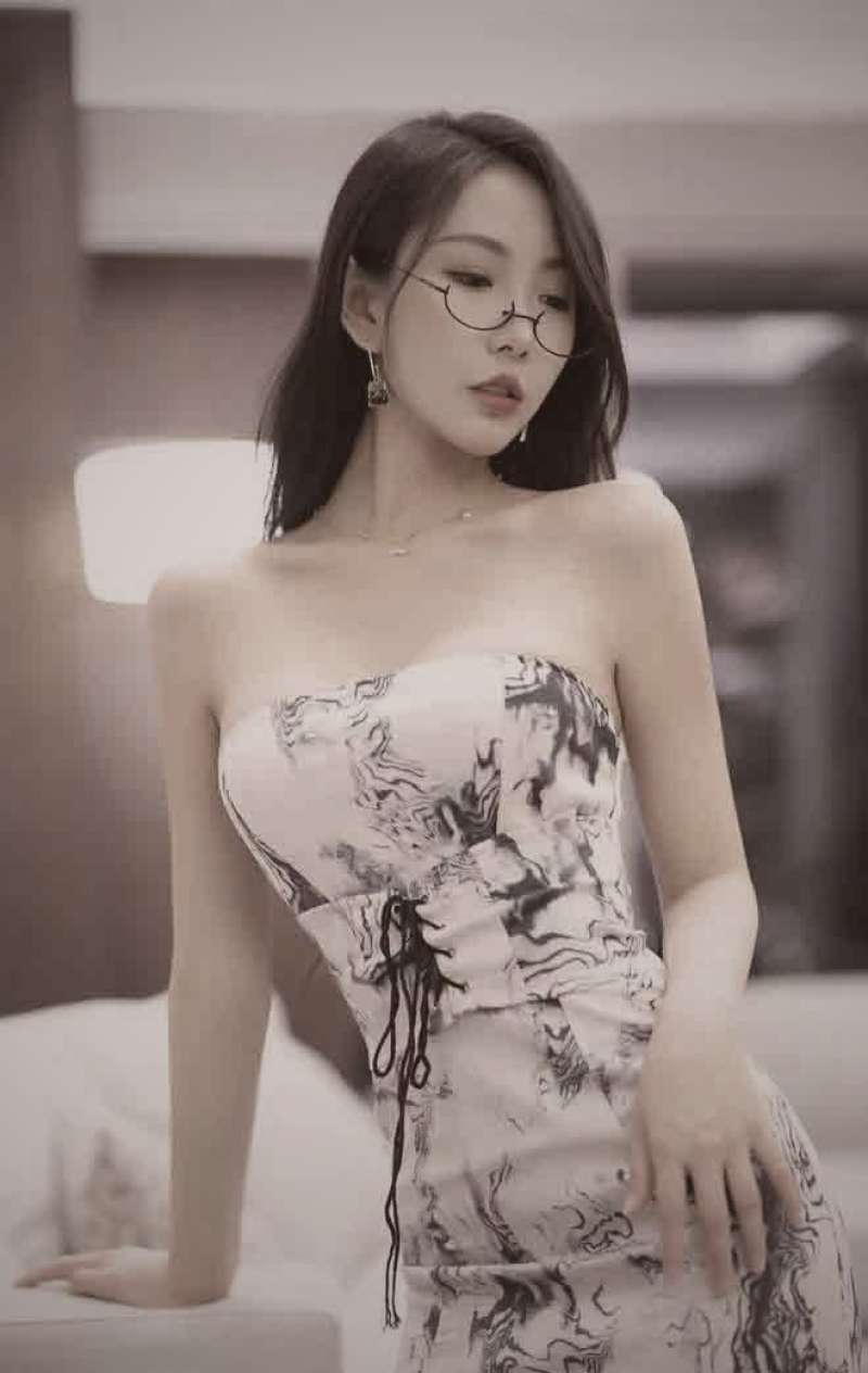 男女主角在图书馆书架间偶然相遇，眼神交汇的温馨画面