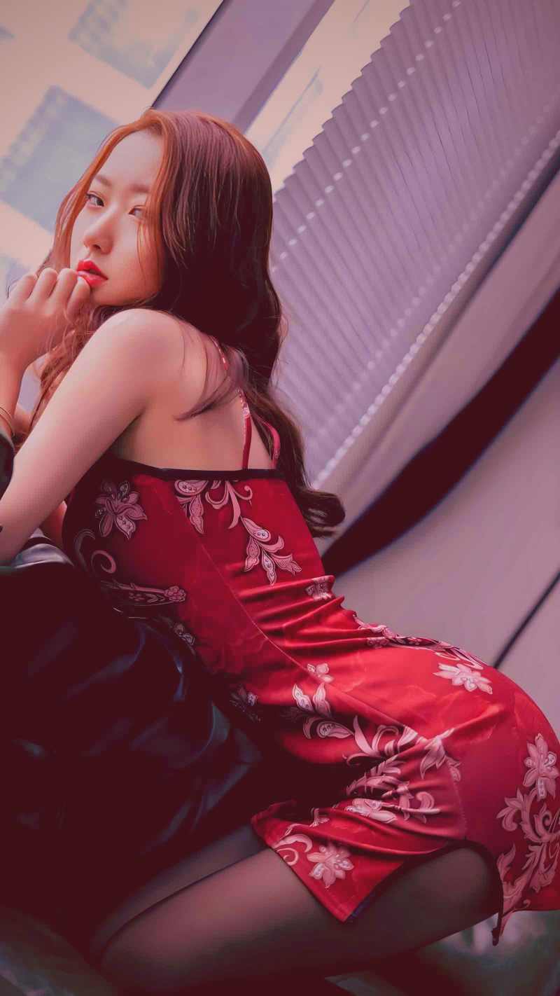 图书馆内，少年少女隔着书架同时伸手拿同一本书，眼神交汇时露出羞涩笑容