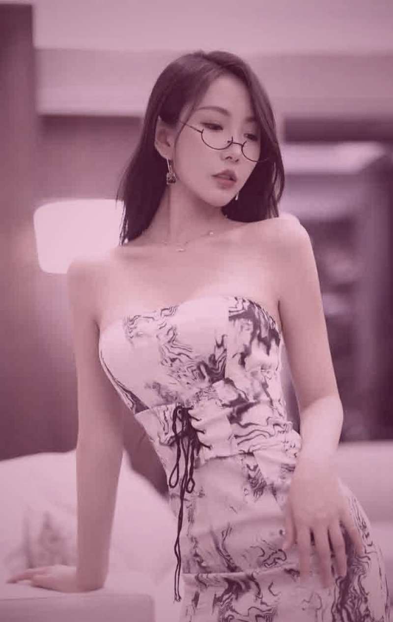 古风仙侠漫画中男女主角在桃花树下对饮的唯美场景